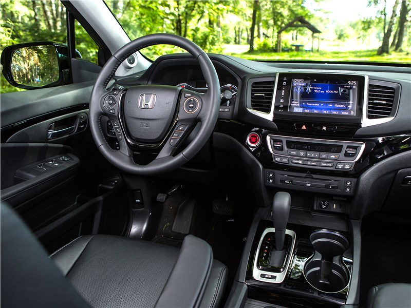 Фирменная мультимедийная система в Honda Pilot с выходом в интернет, навигацией и контролем трафика на дороге.
