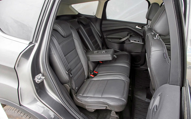 Если водитель ростом 190 см устроится «сам за собой», то подопрет коленями откидной столик на спинке переднего кресла в Ford Kuga