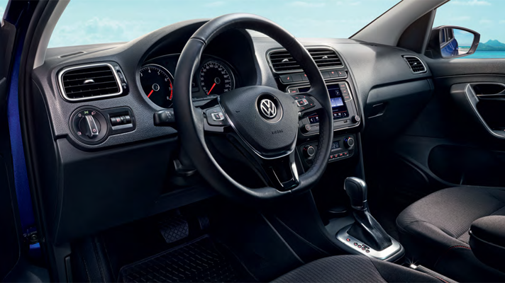 В салоне Volkswagen Polo Life комфортно водителю и пассажирам