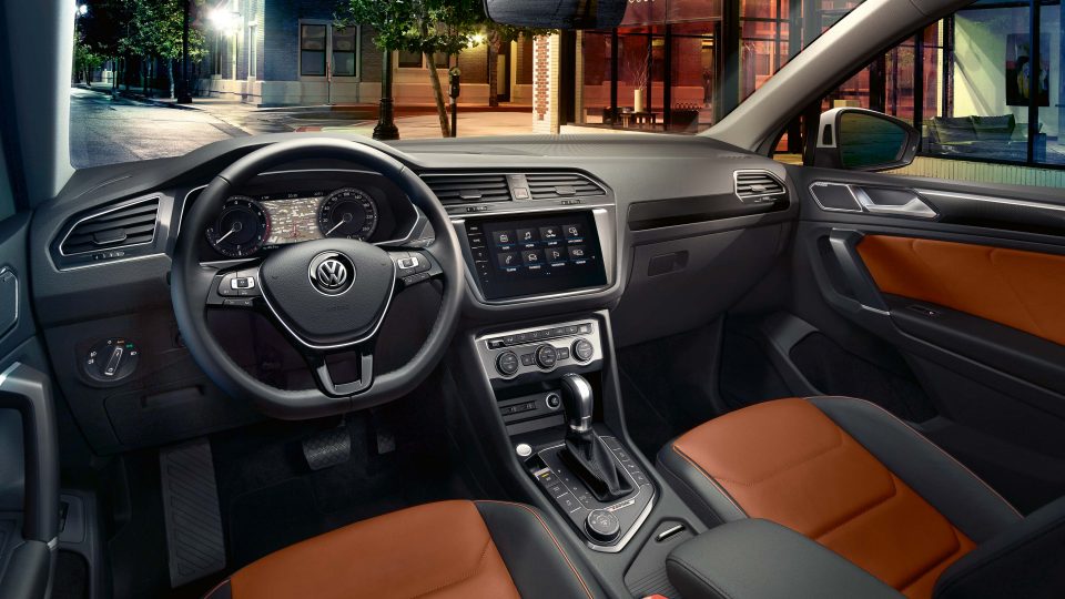 В салоне Volkswagen Tiguan комфортно управлять машиной