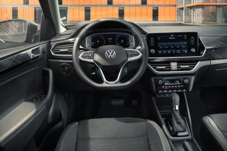Приборная панель и место водителя автомобиля Volkswagen Polo-2020 