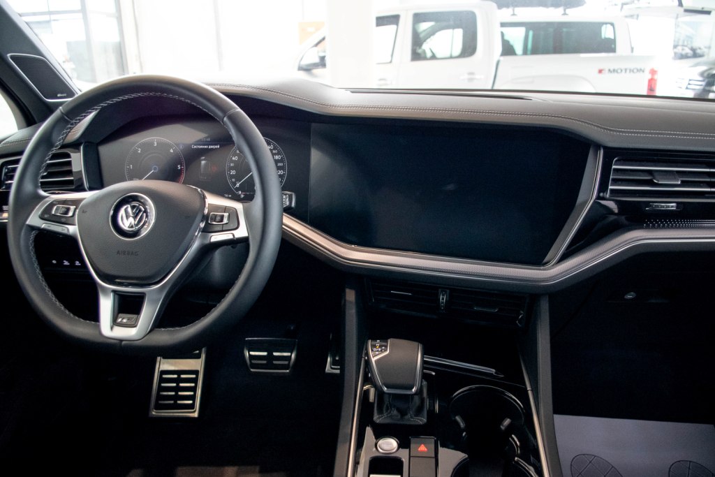 Дизайн, практичность и уровень комфортабельности салона - «зона» особо пристального внимания  в модели Volkswagen Touareg.
