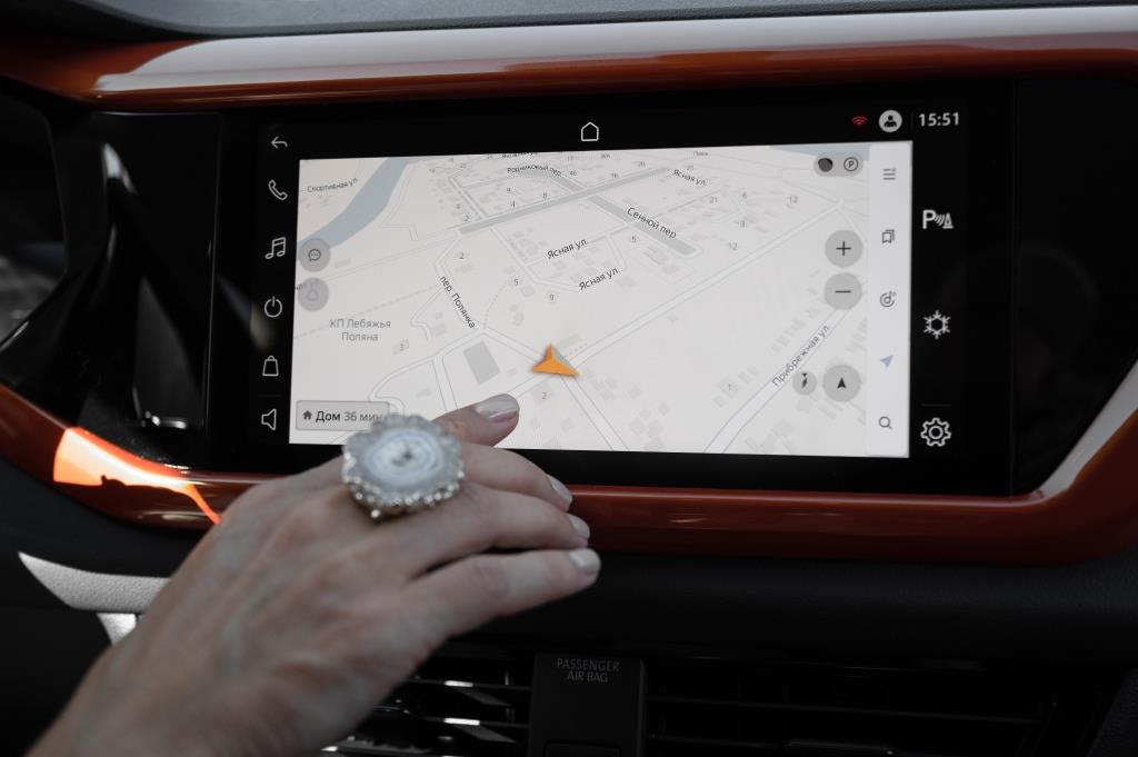 Мультимедийная система со  встроенным магазином приложений Volkswagen Play Apps, в котором доступны «Яндекс.Навигатор», «Яндекс.Музыкой», «Яндекс.Заправками» и голосовым помощником Алисой. 