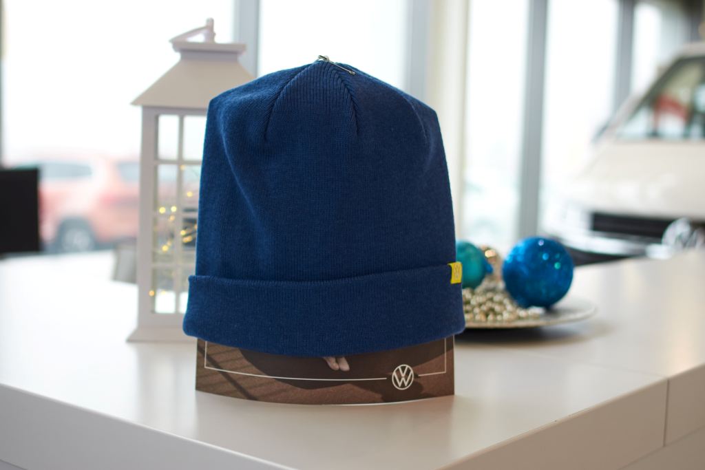 Синяя вязаная шапка с логотипом Volkswagen