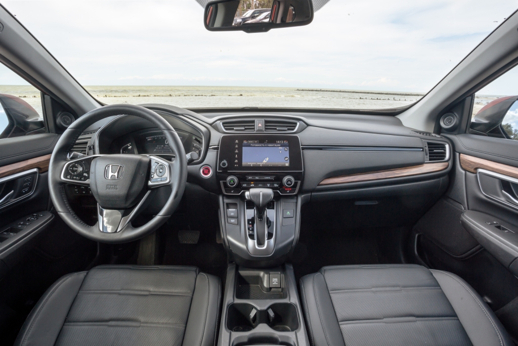 Удобный и стильный салон Honda CR-V