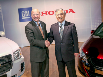 Вице-президент GM Стив Гирски (слева) и президент североамериканского подразделения Honda Тетсуо Ивамура. Фото General Motors