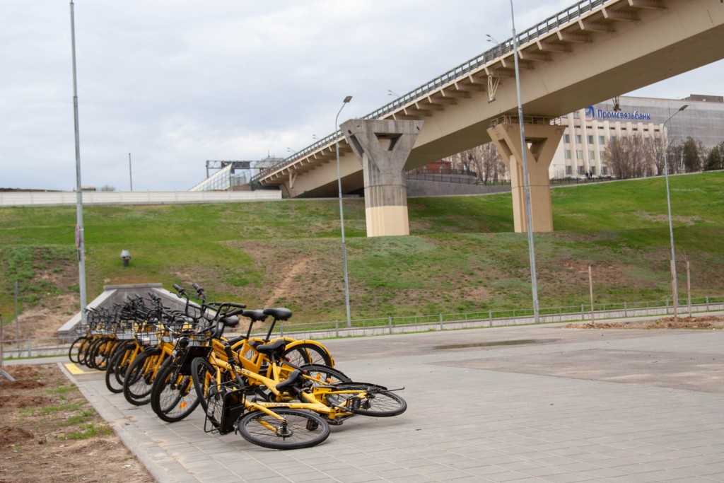 Пункт велошеринга на набережной у Танцующего моста 