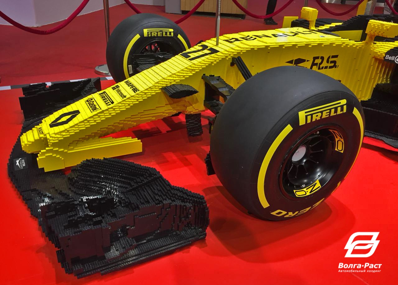 Болид Формулы-1, сделанный специалистами Renault из кубиков Лего