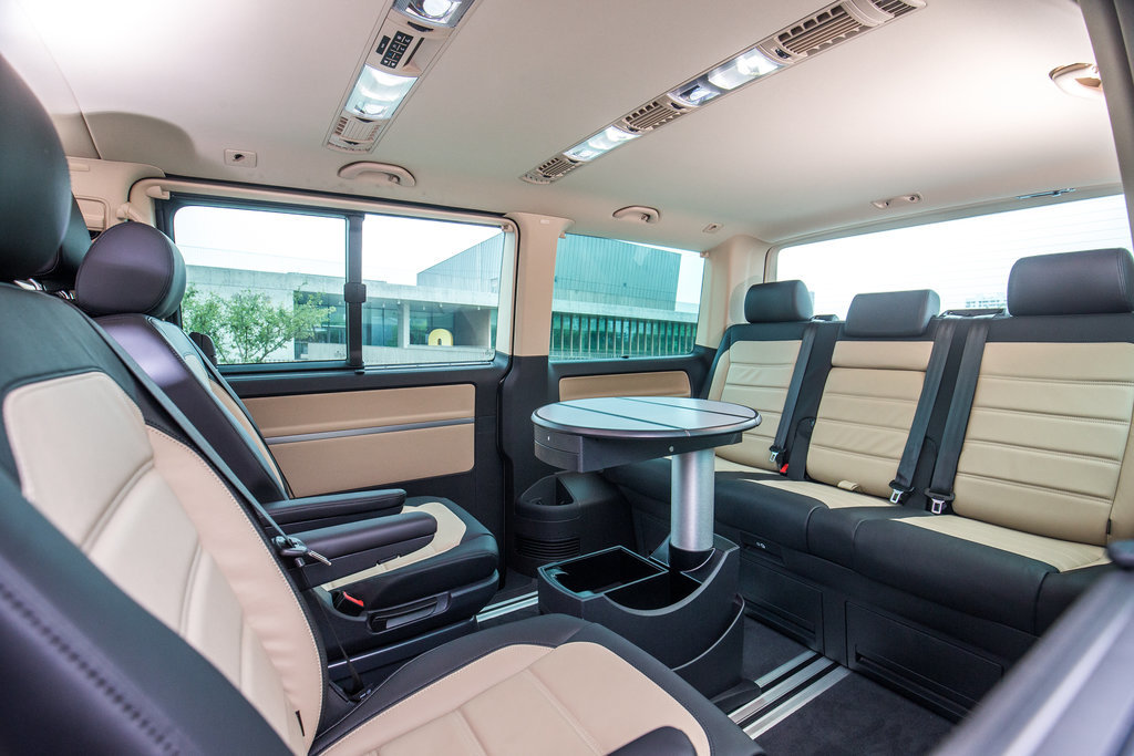 Просторный салон Volkswagen Multivan обеспечивает комфорт для всех пассажиров