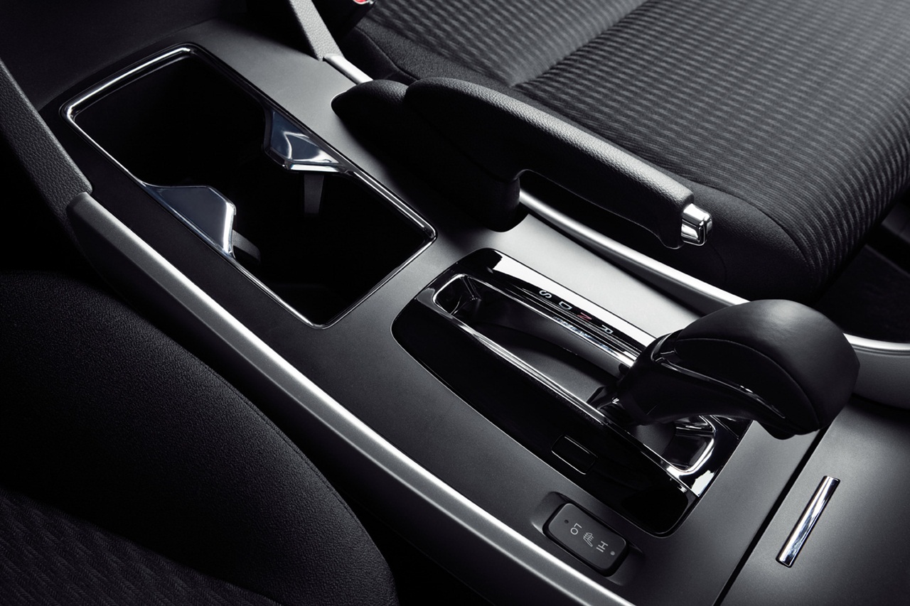 Темный интерьер Honda Accord - рукоять АКПП и ручной тормоз