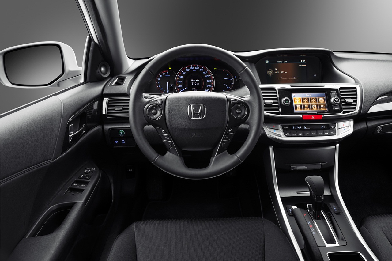Темный интерьер Honda Accord - общий вид